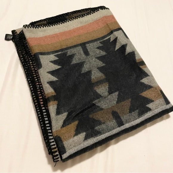 LA Express Shawl Poncho Wrap One Size - Picture 2 of 11